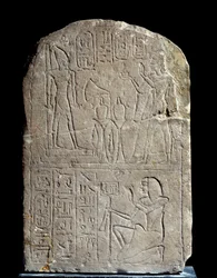 Antichità egizia: stele in calcare a nome del re Anya. Il faraone Ramses II offre incenso alla sua statua divina colossale. Regno di Ramses II (1279-1213 a.C.). Dal serapeo di Saqqara. Parigi, museo del Louvre