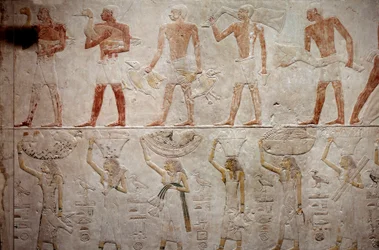 Antichità egizia: uomini che trasportano anatre. Rilievo in calcare dalla Cappella di Mastaba di Akhethetep a Saqqara. V dinastia (circa 2500-2350 a.C.) 2300 a.C. Parigi, Museo del Louvre
