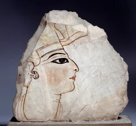 Antichità egizia: ostrakon, frammenti di ceramica calcarea con profilo reale. XIX dinastia (1295-1186 a.C.). Parigi, Museo del Louvre