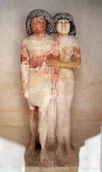 Antichità egizia: statua di Raherka, capo degli scribi, e sua moglie Meresankh. Statua in calcare dipinto. V dinastia, antico impero (circa 2700-2200 a.C.). Dim. 0,52x0,21 m. Museo del Louvre