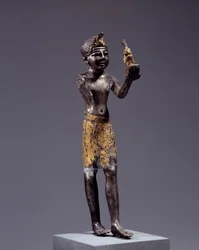 Antichità egizia: statuetta del re (Sethi I?) che offre Maat. Scultura in argento e oro. Regno di Sethi (1294-1279 a.C.). Dim. 19 cm. Parigi, Museo del Louvre