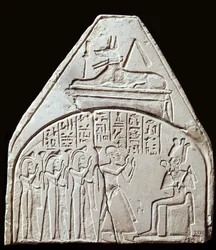 Antichità egiziane: frammento di stele che rappresenta il culto del dio Osiride. Sopra è rappresentato Anubi. Parigi, Museo del Louvre