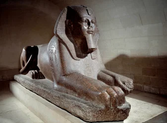 Antichità egizia: la Grande Sfinge, usurpata da Ramses II e da suo figlio Merenptah I (o Mineptah, Merneptah). Scultura in granito rosa. Parigi, Museo del Louvre