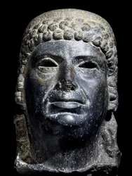 Testa di Cleopatra III, scultura in basalto. Civiltà egizia, periodo tolemaico, II secolo a.C.