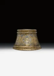 Base di candeliere mamelucco nel nome del Sultano Shihab Al-Dunya Wa Al-Din Ahmad bin Al-Malik Al-Nasir Muhammad