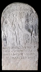 Stele di calcare che rappresenta una scena di offerte coperta di geroglifici. Regno di Osorkon I (924-889 a.C.). 22ª dinastia Parigi, Museo del Louvre
