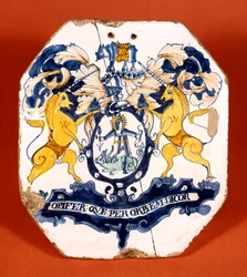 Piastrella da farmacista con stemma e motto della Worshipful Society of Apothecaries di Londra (ceramica)