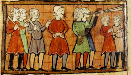 Falso testimone con lingua trafitta condannato a vagare per le strade della città preceduto da suonatori di tromba in miniatura dal manoscritto di Citeaux. Angers, Biblioteca Municipale