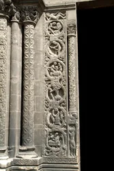 Arte gotica: Piedritto del portale di destra della facciata occidentale della Basilica di Saint Denis che rappresenta il lavoro dei campi (sinistra). Saint-Denis, Francia