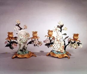 Coppia di figure di Mennecy montate in ormolu di un nano e un magot