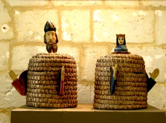 Alveari con un vescovo e una regina (canne e legno)
