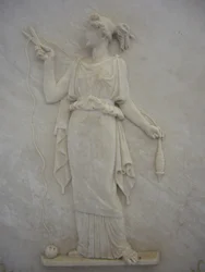 Bassorilievo di Atropo che taglia il filo della vita (marmo)