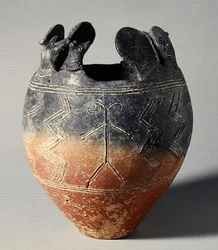 Ciotola in ceramica rossa, con testa di animale e attacchi a disco solare, da Vounous, Cipro, Tomba 91, 2500-2075 a.C.
