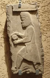 Un Medo alla Corte Reale di Persepoli con un Vaso Coperto, Achemenide, c. 500 a.C.
