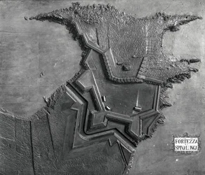Una mappa in rilievo della fortezza veneziana a Spinalonga, Creta nel 1619