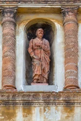 Figura di santo, statua in terracotta in una nicchia di Palazzo Valenti Gonzaga, chiamato Casa Guerrina, in stile Fancelliano, Via Frattini 5, Mantova
