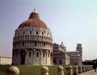Architettura medievale: vista del Battistero, del Duomo e della Torre di Pisa sul Campo dei Miracoli, Italia