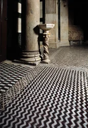 Vista del benitier su una colonna torsadee (Acquasantiera su colonna)