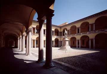 Veduta del cortile con la statua di Alessandro Volta (1878)