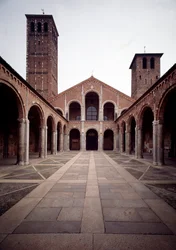 Vista della facciata della chiesa di Sant