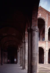 Vista del portico della chiesa di Sant