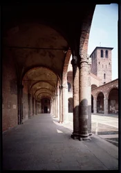 Vista del portico della chiesa di Sant