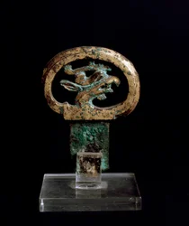 Manico in bronzo con testa di grifone