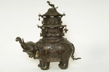 Figura di un elefante con coperta da howdah, surcingle elaborato e un edificio a pagoda