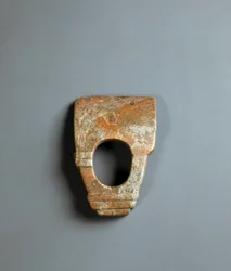 Zappa ad anello in granito rosso, periodo Jomon
