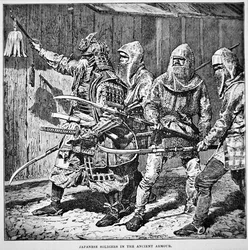 Samurai del vecchio Giappone che guida soldati comuni in cotta di maglia armati di armi a palo