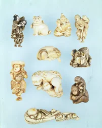 Selezione di netsuke: Ikkuha Sennin porta la Cortigiana di Benares; cucciolo seduto; Abe no Yasuneri tiene in braccio un neonato; Gamma Sennin; cavallo sdraiato; guerriero doma un bue in fuga; olandese in piedi con un giovane gallo dalla lunga coda