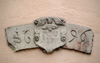 Il vicolo degli ebrei a Obernai (67). Luoghi di culto: iscrizione con una data ebraica e la corrispondente data dell