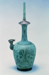 Kundika intarsiata con design raffigurante uccelli e un albero in argento, Dinastia Koryo, 918-1392 d.C.