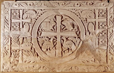 Lastra del presbiterio, elemento di chiusura del coro di una chiesa. Dal Libano. V-VI secolo d.C. Parigi, Museo del Louvre