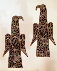 Arte merovingia: coppia di fibule aquiliformi (aquile). Smalto cloisonné, VI secolo, dinastia merovingia (481-751), da Castelsagrat. Musée de Cluny, Parigi.
