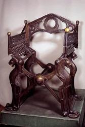 Arte merovingia: sedia o trono di Dagoberto I (602/605-638). Realizzata in bronzo dorato nel VII-IX secolo