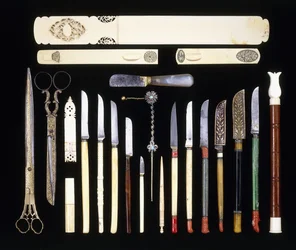 Un gruppo di ventidue strumenti da scriba ottomani, comprendente undici coltelli, un girapagina, forbici, un coltello da carta, scatola d