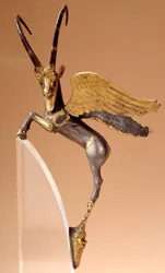 Manico cerimoniale: stambecco alato in argento, intarsiato, oro. Periodo achemenide persiano (VI-IV secolo a.C.), dall