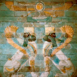 Arte persiana rouenid: due sfingi androcefale sotto Ahura Mazda