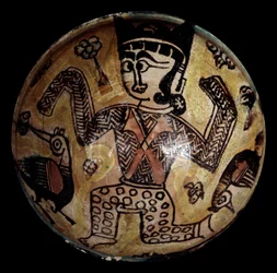 Arte persiana: coppa in terracotta con un personaggio con due uccelli