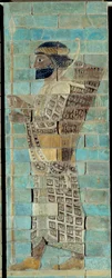 Il fregio degli arcieri, dal palazzo di Dario I, re di Persia, a Susa (V secolo a.C.). Rilievo in mattoni smaltati, parte inferiore. Parigi, Museo del Louvre.
