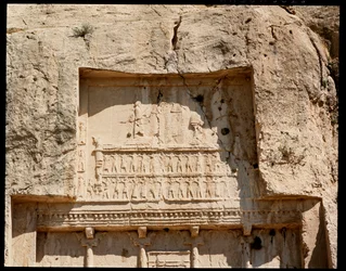 Veduta della Necropoli e della tomba di Dario I il Grande con rilievo che lo rappresenta mentre onora il sole