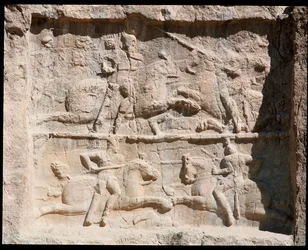 Veduta della Necropoli e delle tombe appartenenti ai re achemenidi, rilievo che rappresenta scene di battaglia
