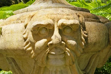 Urna di pietra scolpita sulla Terrazza degli Dei, Quinta da Regalia, Sintra, Portogallo (c.1914)
