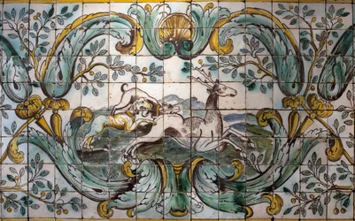 Cani a caccia di un cervo - dettaglio di un pannello decorativo di piastrelle della sala da caccia dell