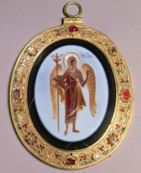 Panagia, sardonica scolpita montata in oro con perle e gioielli con decorazione a filigrana e smalto, Mosca, metà del XVI secolo