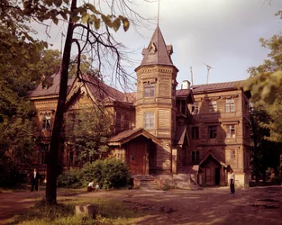 Architettura russa: vista di una dacia del XIX secolo, casa di campagna russa