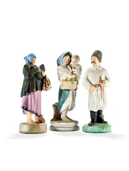 Tre figure in porcellana raffiguranti due donne che tengono bambini, e un cosacco con una pipa, fine XIX secolo