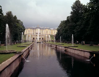 Vista della grande cascata del castello di Peterhof, realizzata sotto Pietro il Grande vicino a San Pietroburgo, Russia