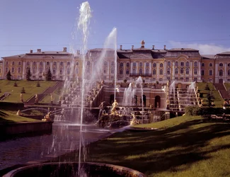 Vista della grande cascata del castello di Peterhof, realizzata sotto Pietro il Grande vicino a San Pietroburgo, Russia
